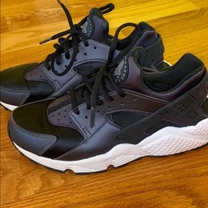 Nike Huarache Sneakers in black with white